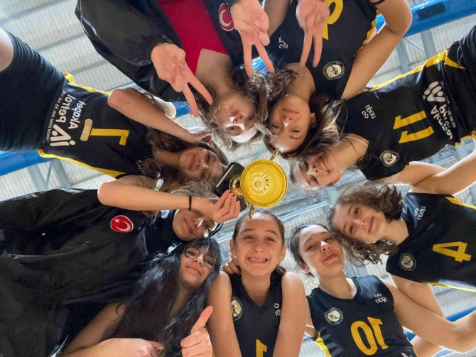 Belediye Kız Voleybol Takımı’nın Başarısı