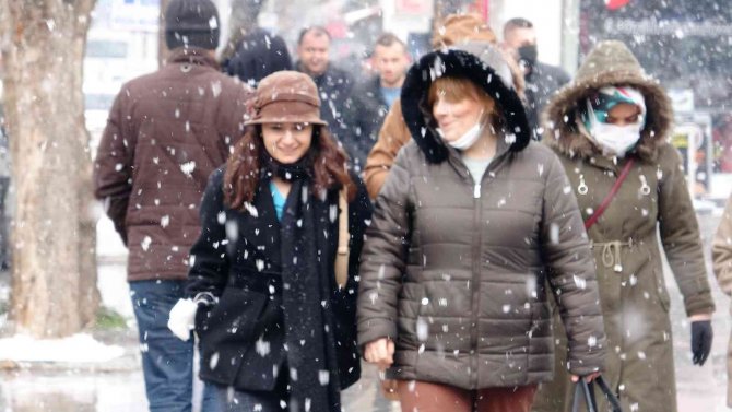 Lapa Lapa Yağan Kar Sevindirdi