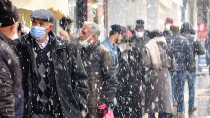 Lapa Lapa Yağan Kar Sevindirdi