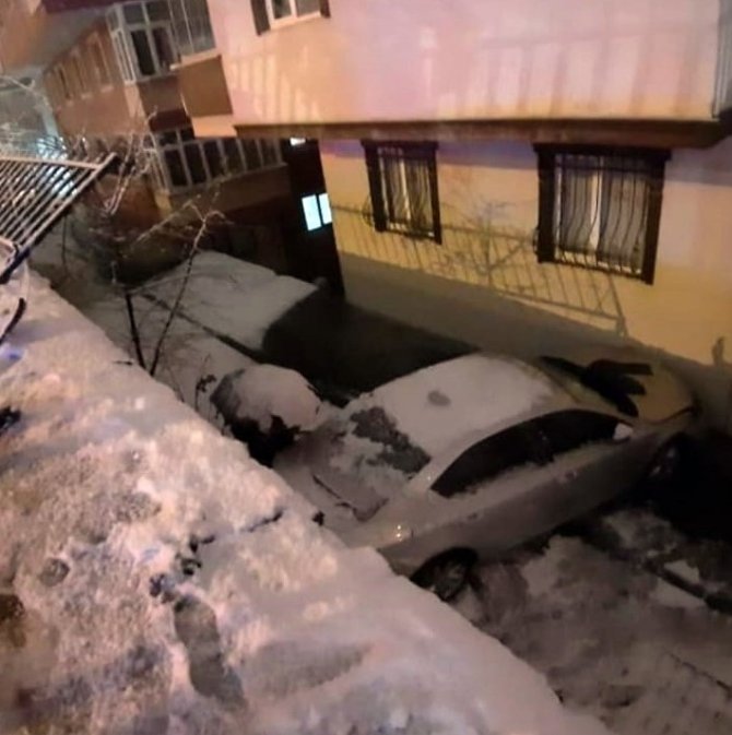 Karda Frene Basınca Kayarak Sitenin Bahçesine Düştü