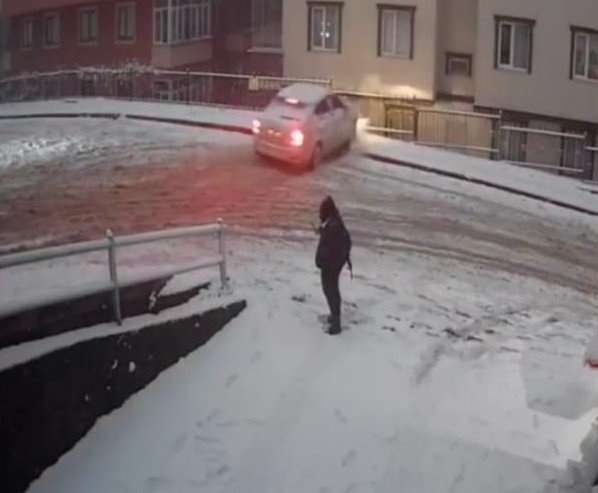 Karda Frene Basınca Kayarak Sitenin Bahçesine Düştü