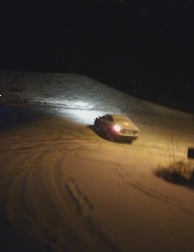 Buz Pistine Dönen Karlı Yolda Sürücüler Zor Anlar Yaşadı