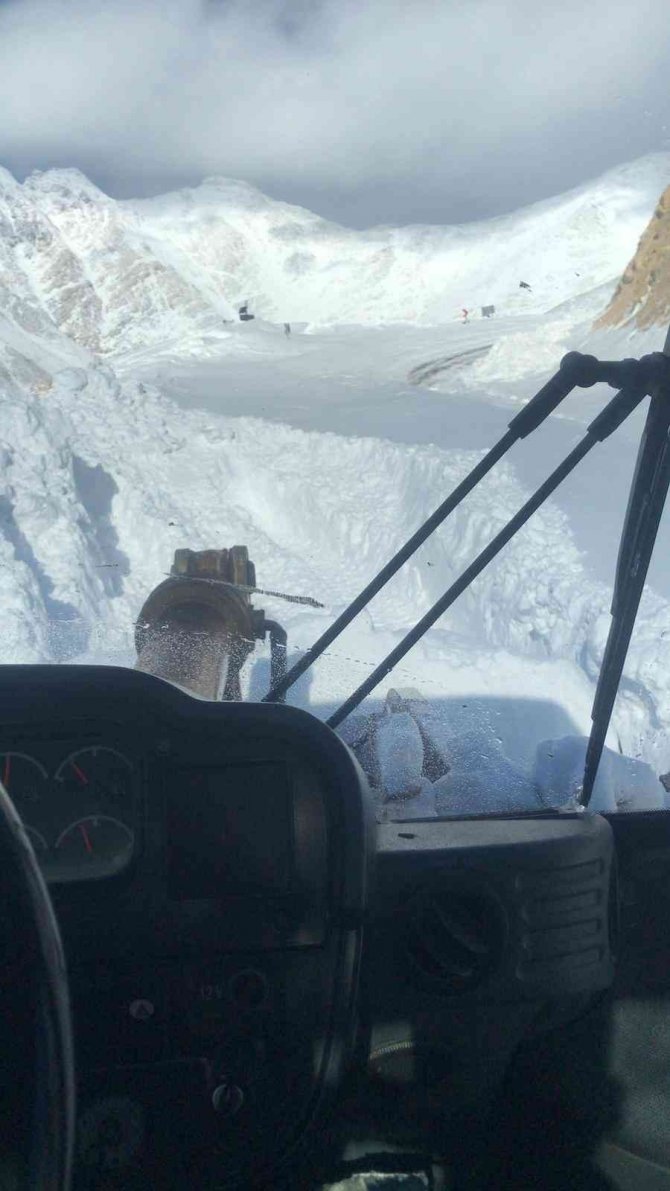 Van-bahçesaray Yolu Tekrar Ulaşıma Kapandı