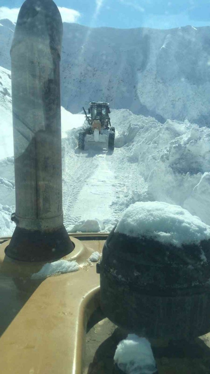 Van-bahçesaray Yolu Tekrar Ulaşıma Kapandı