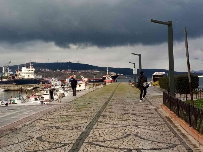 Bandırma’yı Kara Bulutlar Sardı
