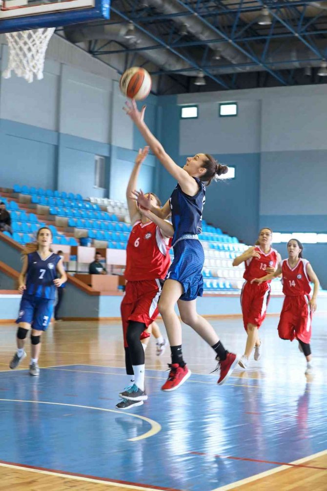Yaşar’ın Perileri Namağlup 1. Lig’de