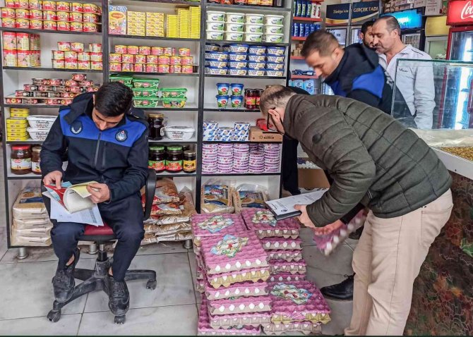 Zabıta Ekipleri Tarihi Geçen Ürünleri İmha Etti