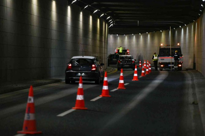 Ankara Büyükşehir Ekiplerinin Buz Sarkıtlarıyla Mücadelesi