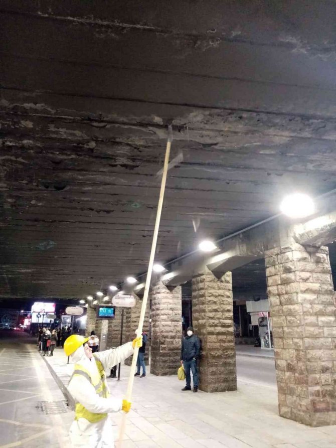 Ankara Büyükşehir Ekiplerinin Buz Sarkıtlarıyla Mücadelesi