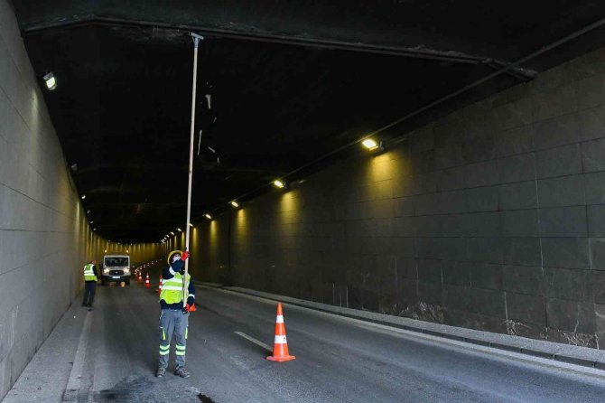 Ankara Büyükşehir Ekiplerinin Buz Sarkıtlarıyla Mücadelesi