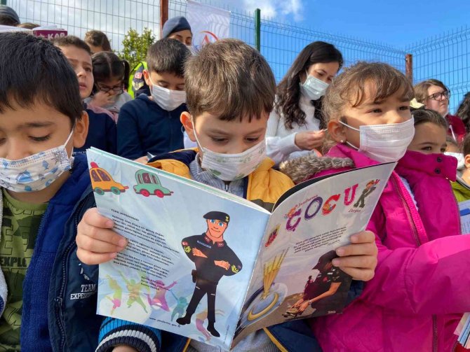 Jandarma Ve Finike Kaymakamı İlkokul Öğrencileriyle Kitap Okudu