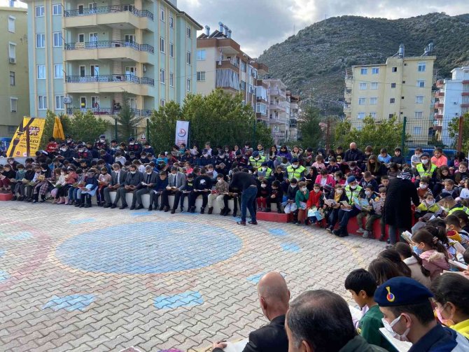 Jandarma Ve Finike Kaymakamı İlkokul Öğrencileriyle Kitap Okudu