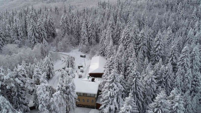 Kafkasör Yaylası Beyaza Büründü, Muhteşem Manzara Havadan Görüntülendi