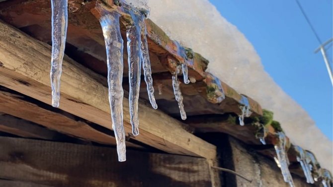 Bartın’da Soğuk Hava Buz Sarkıtları Oluşturdu