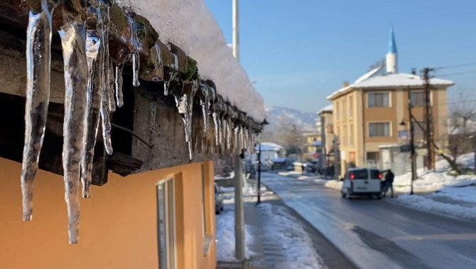 Bartın’da Soğuk Hava Buz Sarkıtları Oluşturdu