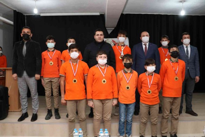 Taşova’da Futbol Turnuvası Sonuçlandı