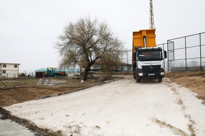 Battalgazi’deki Futbol Sahasına Çevre Düzenlemesi