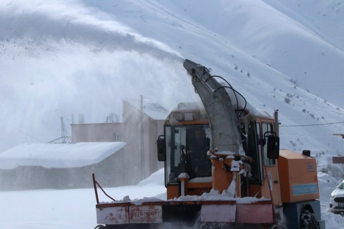 Bitlis’te Karla Mücadele Gece Gündüz Devam Ediyor