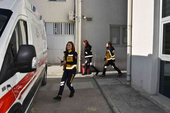 Acil Tıp Teknisyeni Kadınlar Saniyelerle Yarışarak Can Kurtarıyor