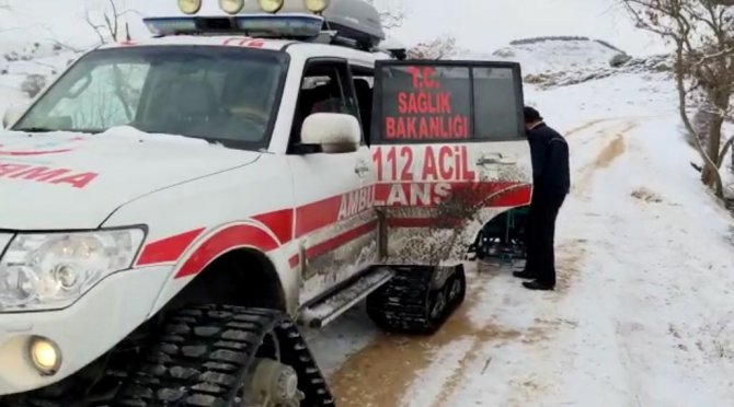 Köyde Mahsur Kalan Hastaların İmdadına Paletli Ambulansla Yetiştiler