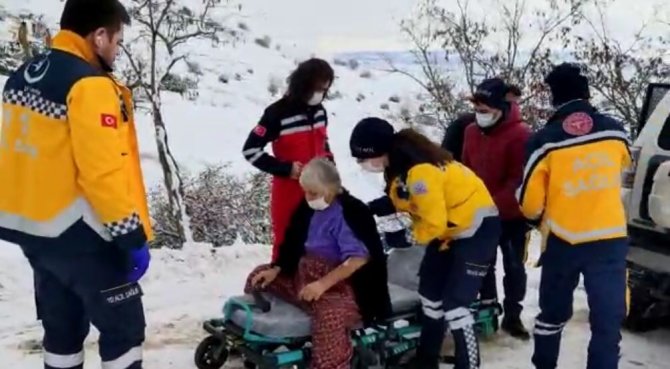 Köyde Mahsur Kalan Hastaların İmdadına Paletli Ambulansla Yetiştiler