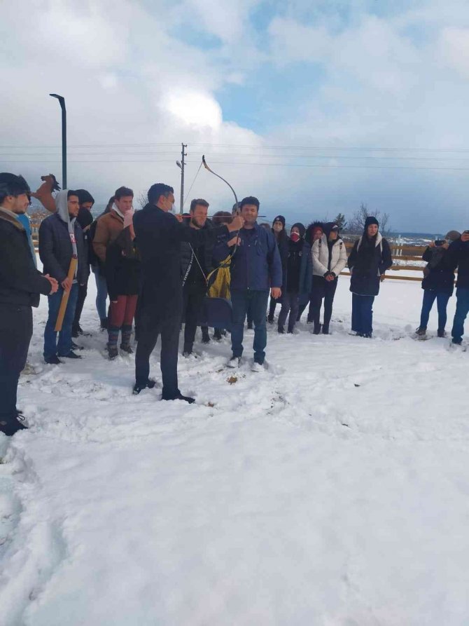 Üniversite Öğrencileri Kış Etkinliğinde Bir Araya Geldi