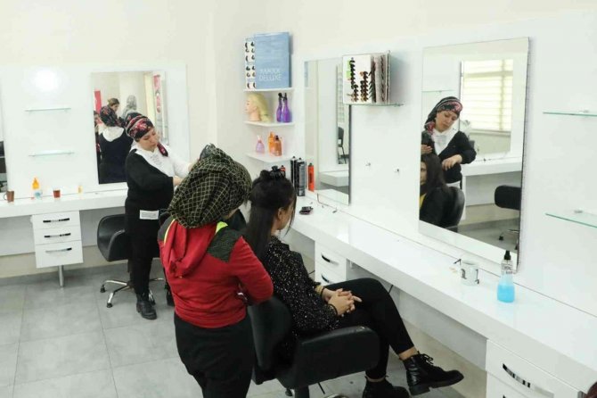 Diyarbakırlı Kadınlar Meslek Sahibi Oluyor