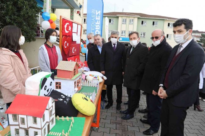 Evlerindeki Geri Dönüşüm Atıklarını Okula Getiren Öğrenciler Harçlıklarını Çıkarıyor