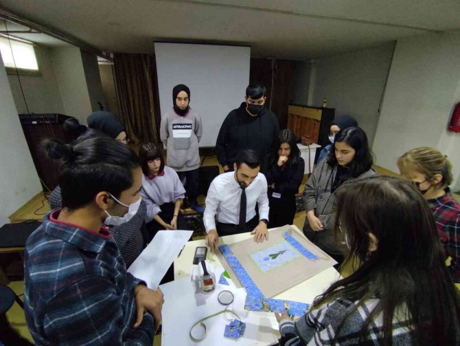 Liseli Öğrencilere Sanatsal Bilgiler Verildi