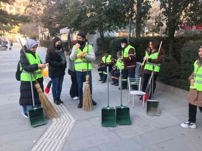 Elazığ’da Temizlik Görevlileri Oturdu, Öğrenciler Caddeleri Temizledi