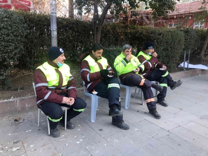 Elazığ’da Temizlik Görevlileri Oturdu, Öğrenciler Caddeleri Temizledi