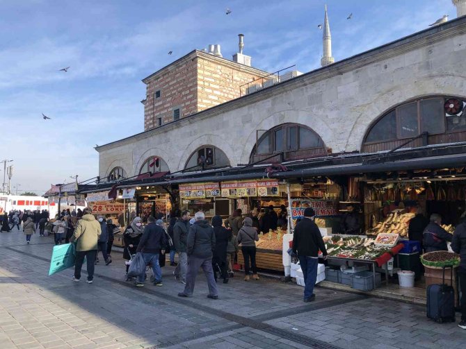 Eminönü’nde Yılbaşı Öncesi Kuruyemişler Tezgahları Süslüyor