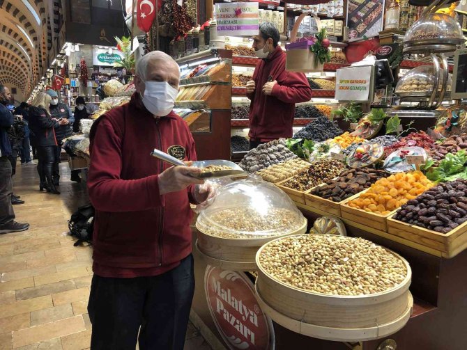 Eminönü’nde Yılbaşı Öncesi Kuruyemişler Tezgahları Süslüyor