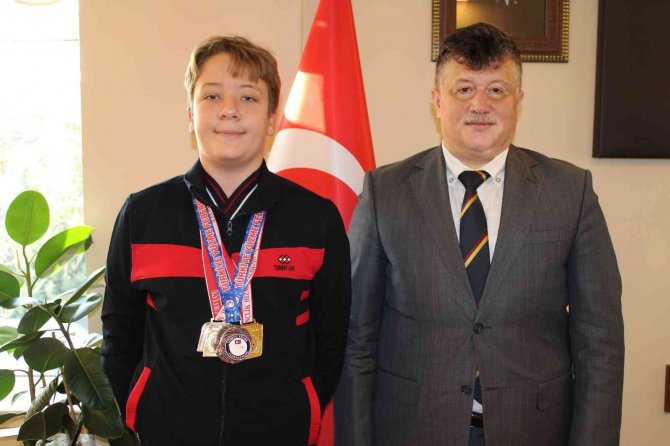 Genç Yüzücü Eymen’in Hedefi Türkiye Şampiyonu Olmak