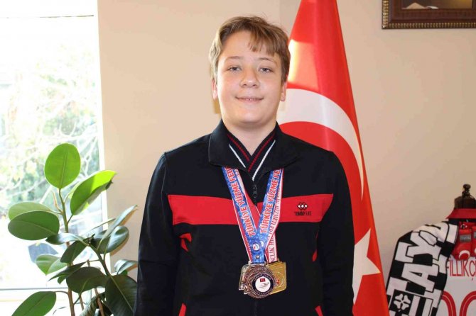 Genç Yüzücü Eymen’in Hedefi Türkiye Şampiyonu Olmak