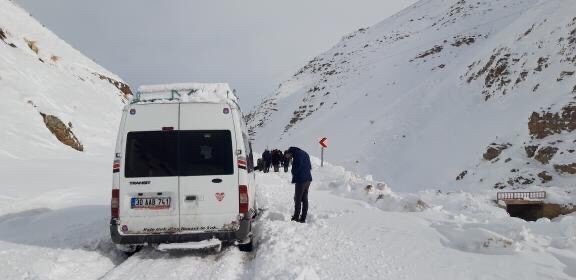 Yüksekova’da Çığ Düştü, Çok Sayıda Araç Ve Vatandaş Mahsur Kaldı
