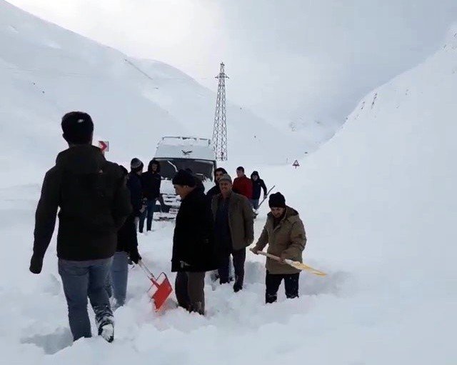 Yüksekova’da Çığ Düştü, Çok Sayıda Araç Ve Vatandaş Mahsur Kaldı