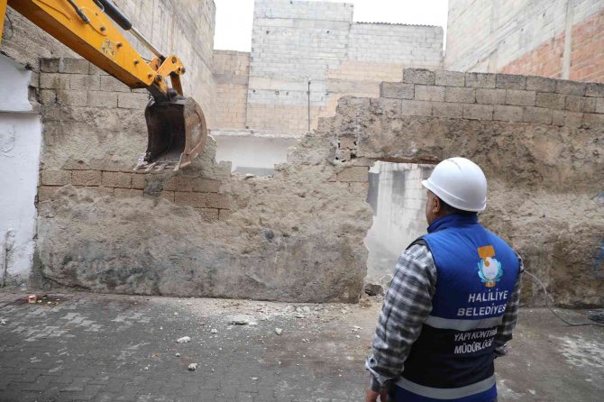 Haliliye’de Metruk Yapılar Tek Tek Yıkılıyor