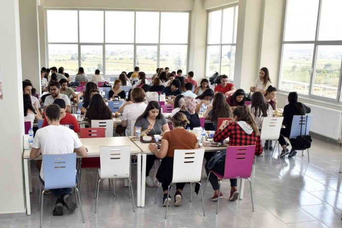 Manisa Cbü Öğrencilerinin Yanında