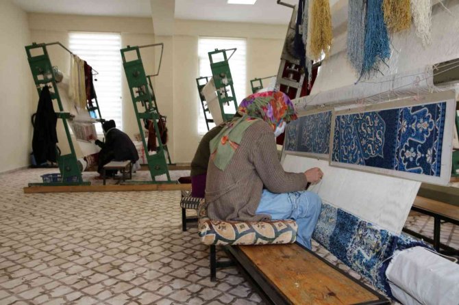 Şanlıurfalı Kadınlar El Emeği Halı Üretiyor