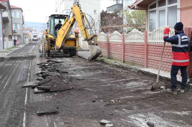 Serdivan’da Sokaklar Sıcak Asfaltla Yenileniyor