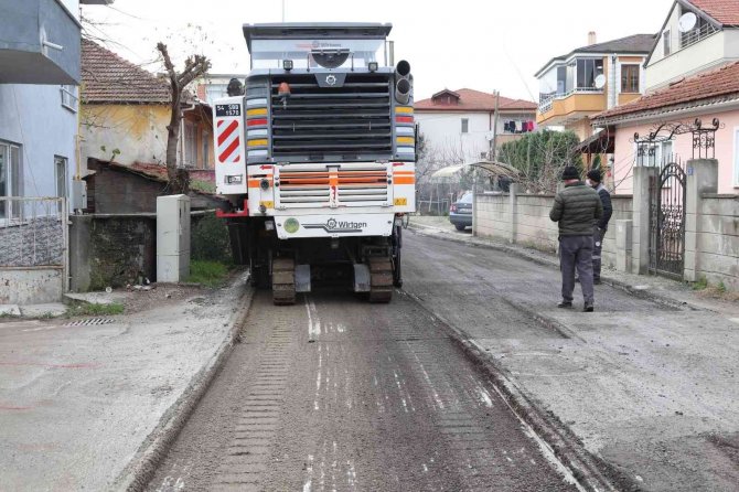 Serdivan’da Sokaklar Sıcak Asfaltla Yenileniyor