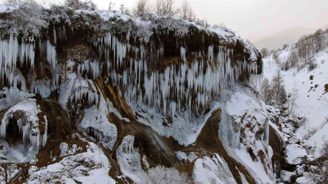 Sivas’ta Sibirya Soğukları Şelaleyi Dondurdu