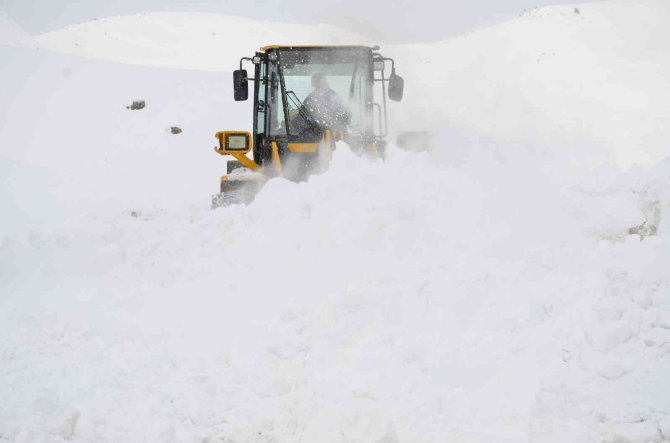 Şırnak’ta Kar Kalınlığı 2 Metreye Çıktı Ekipler, Tünel Açarak İlerliyor