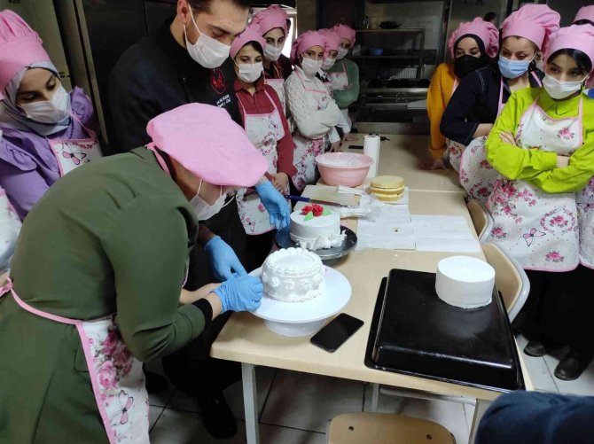 Cizreli Kadınlara Pasta Yapım Ve Sunumu Kursu Açıldı