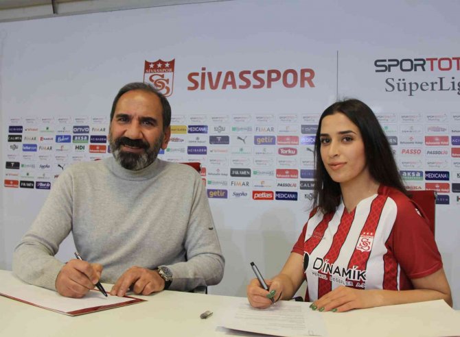 Sivasspor Kadın Futbol Takımı’nda 25 İmza Birden