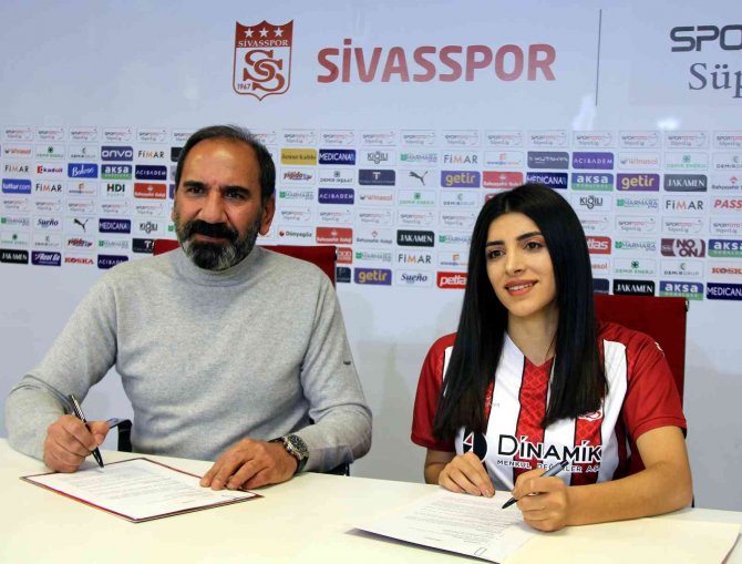 Sivasspor Kadın Futbol Takımı’nda 25 İmza Birden