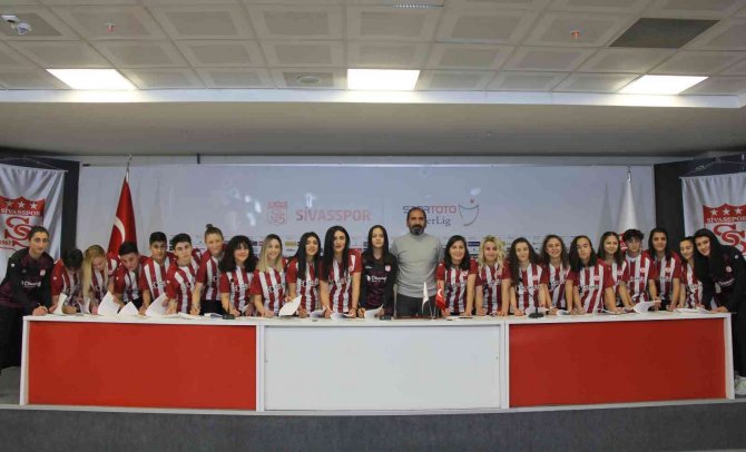 Sivasspor Kadın Futbol Takımı’nda 25 İmza Birden