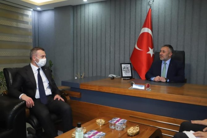 Kandemir, Bilecik’te Çiçeklerle Karşılandı