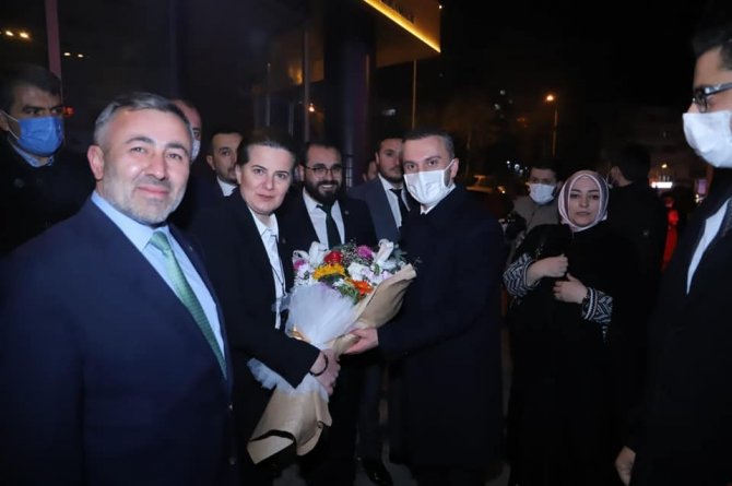 Kandemir, Bilecik’te Çiçeklerle Karşılandı
